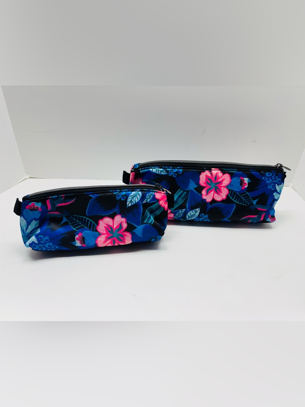 MAKE AN OFFER! NWOT Lug RESORT BLACK 2pc SCHOONER Medium/Small Cosmetic Pouches - Picture 2 of 4